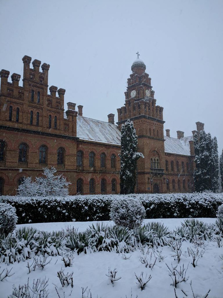 Uhrturm der Nationalen Universität Tscherniwzi (ehemaliges Klostergebäude) im Winter - Foto, Bild