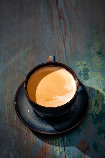 Płaskie cappuccino lub latte z pianką piankową, niebieski kubek kawy t - Zdjęcie, obraz