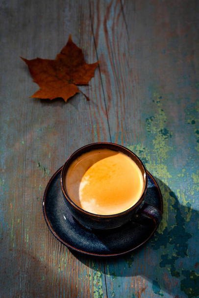 Plat gelegde cappuccino of latte met schuimrubber, blauwe koffiekop t - Foto, afbeelding