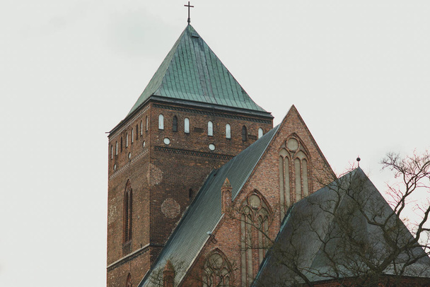 gotischer Kirchenbau aus der zweiten Hälfte des 13. Jahrhunderts. Kirche St. Katharina in Goleniow, Polen. - Foto, Bild