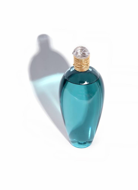 Parfümös palackok elrendezése fehér alapon - Fotó, kép