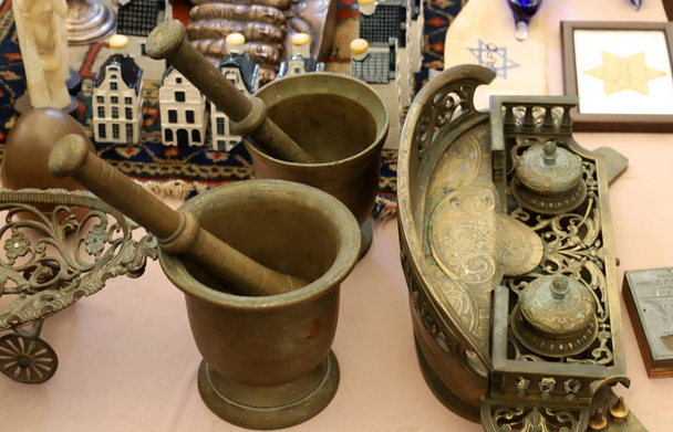 oude landbouwmachines en antieke mechanismen en armaturen op een vlooienmarkt in Israël  - Foto, afbeelding