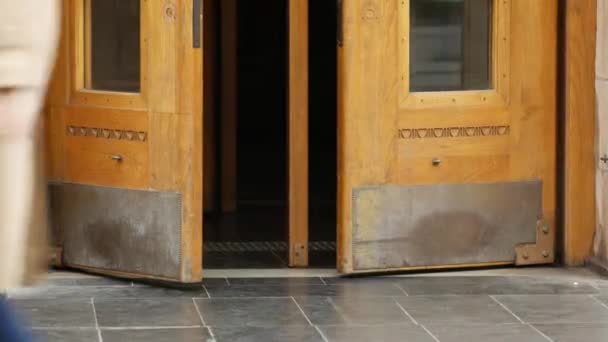 Bejárat a metróállomásra. Masszív fából készült ajtók sárgaréz betétekkel - Felvétel, videó