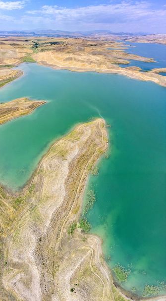 Türkiye 'nin Adiyaman ilinin güneyindeki Lokman ilinin kırsal ve tarımsal alanlarının hava manzarası. Fırat nehri üzerindeki körfezler Atatürk barajı tarafından oluşturuldu. Çöl toprakları - Fotoğraf, Görsel