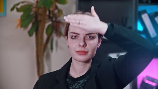Uma mulher de negócios mostrando emoções - segura a palma da mão na frente do rosto - ficar feliz e ficar triste
 - Filmagem, Vídeo