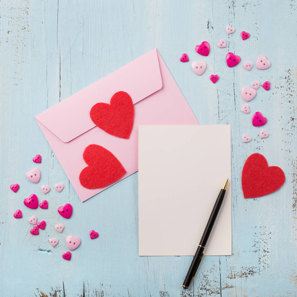 Рожевий конверт з порожнім папером і червоним серцем
  - Фото, зображення