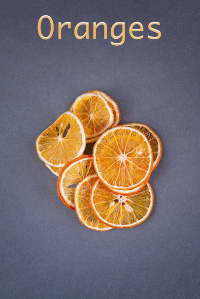 Rodajas de naranjas en un grupo aislado sobre fondo gris con palabra
  - Foto, imagen