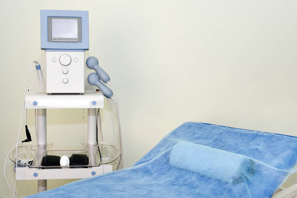 Medische apparatuur voor fysiotherapie in een moderne kliniek - Foto, afbeelding