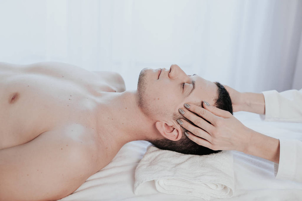 male masseuse makes a therapeutic massage Spa - Zdjęcie, obraz