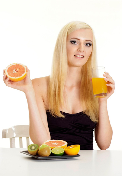 Good-looking blonde with oranges - Foto, afbeelding