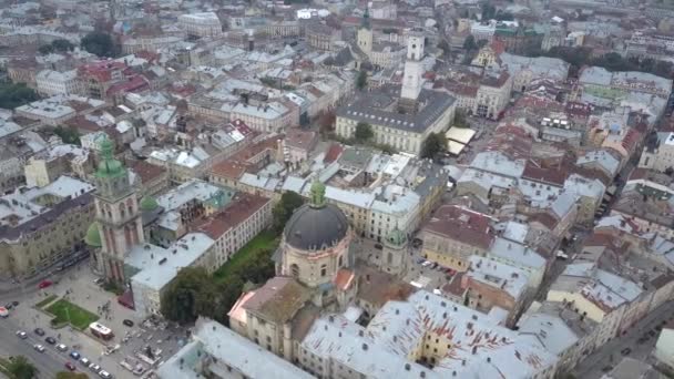 Vue de dessus du centre de Lviv. Un beau cliché de la ville d'Ukraine Lviv à partir d'un quadrocopter. Toits maisons de la ville européenne, Cathédrale dominicaine Assomption Eglise et Hôtel de Ville tourné à partir d'un drone
. - Séquence, vidéo