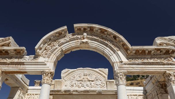 トルコ、イズミルのエペソのハドリアヌス神殿 - 写真・画像
