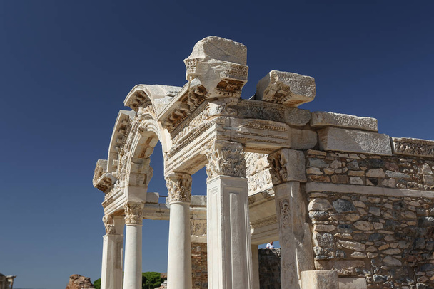 トルコ、イズミルのエペソのハドリアヌス神殿 - 写真・画像
