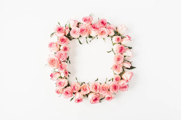 Négyzet keret határa rózsaszín rózsa virág bimbók fehér alapon. Mockup üres másolási hely. Lapos fektetés, felülnézet virágkompozíció. - Fotó, kép