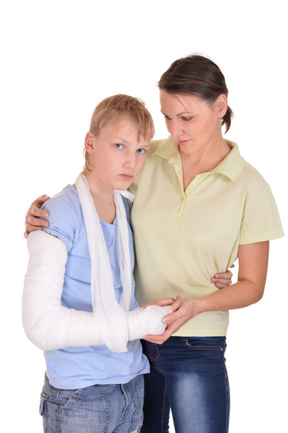 mom and son with a broken arm - Foto, Imagem