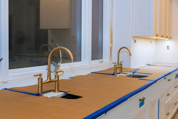 Kuchnia z umywalkami w nowym luksusowym domu trzy zlewozmywaki - Zdjęcie, obraz