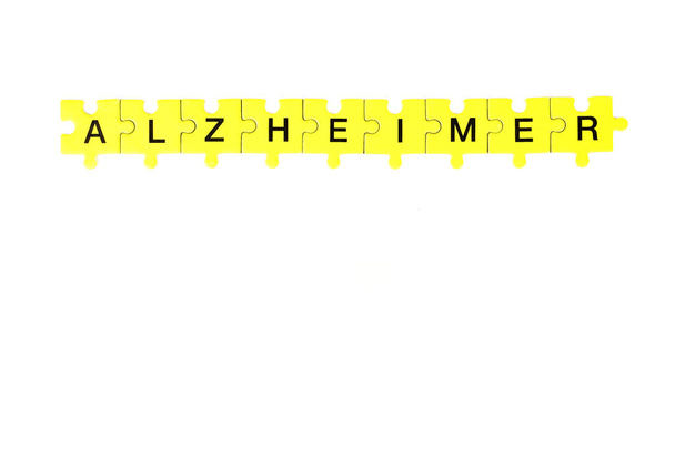 Choroba Alzheimera, słowo Alzheimer składa się z zagadek żółty, niebieski, liliowy kolor - Zdjęcie, obraz