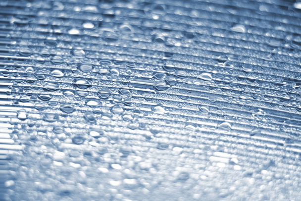 συμπύκνωση στο θερμοκήπιο. Μικρές σταγόνες νερού σε ριγέ φόντο. Μοντέρνο κλασικό μπλε pantone χρώμα της σεζόν άνοιξη-καλοκαίρι 2020 από την εβδομάδα μόδας της Νέας Υόρκης. Σύγχρονη πολυτέλεια φόντο o - Φωτογραφία, εικόνα