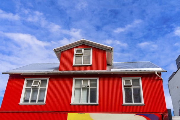 Punainen aaltopahvi Iron Store Shopping Street Reykjavik Islanti
 - Valokuva, kuva
