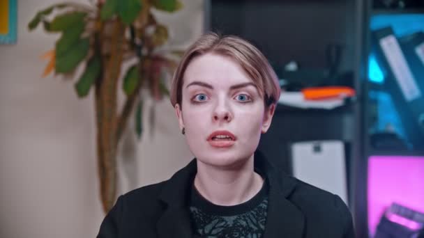 Uma jovem mulher de negócios surpreso com algo cobre o rosto com as mãos
 - Filmagem, Vídeo