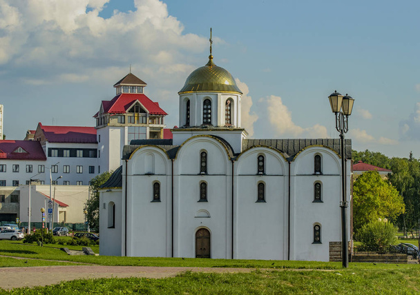 Aankondiging kerk, een monument van de oude Polotsk architectuur  - Foto, afbeelding