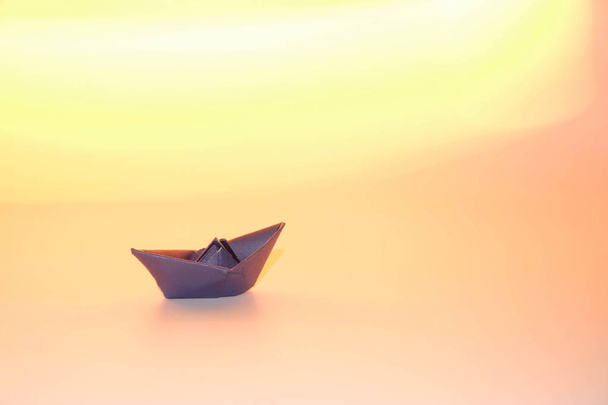 Mercan Pembe Renkli hayali bir denizde kağıt mavisi bir gemi. Boşluğu kopyala. - Fotoğraf, Görsel