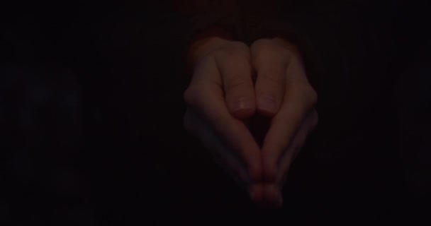 in Großaufnahme weibliche Hände, die etwas im Inneren halten, um dunkle Text-Zeitlupe zu simulieren. Eine unkenntliche Frau, die zusammenhängende Palmen mit leerem Raum für konzeptionelle Werbung freilegt. Kreatives Konzept - Filmmaterial, Video