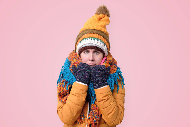 confus jeune femme en écharpe d'hiver et chapeau
. - Photo, image