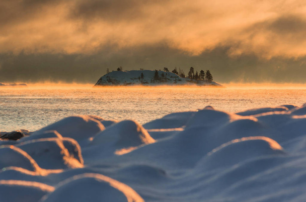 Lake Ladoga at sunrise. Winter in Karelia, nature of the North of Russia - Fotoğraf, Görsel