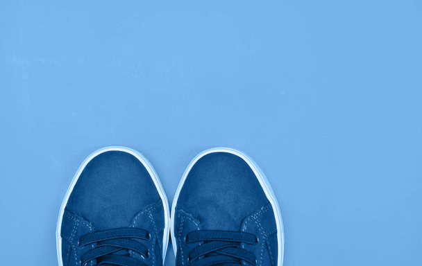 Zapatos deportivos en color azul de fondo
. - Foto, imagen