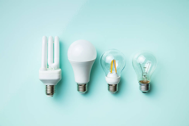 Energy saving and classic light bulbs. - Foto, afbeelding