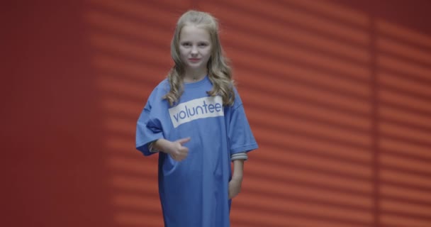 Εθελοντής κορίτσι δίνει αντίχειρες επάνω - Πλάνα, βίντεο