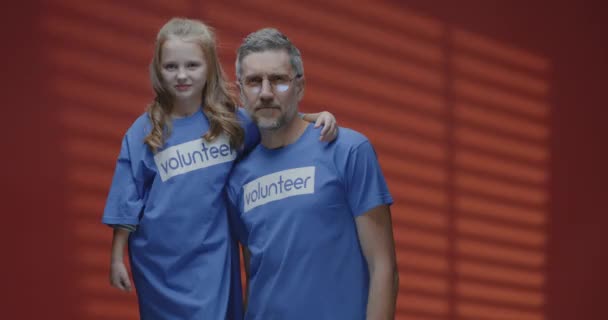 Εθελοντής πατέρας και κόρη δίνουν αντίχειρες - Πλάνα, βίντεο