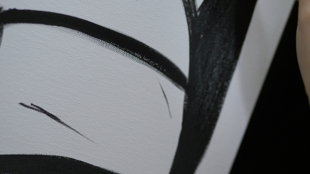 detailní záběr. ženské ruční malba s štětcem malba na plátně s olejomalby - Záběry, video