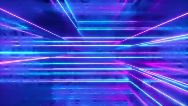 Abstrakcyjne tło, poruszające się promienie neonowe, linie świetlne wewnątrz metalicznego zadrapanego pokoju, fluorescencyjne światło ultrafioletowe, niebieskie czerwone różowe widmo fioletowe, pętla, płynna pętla 3d renderowania - Materiał filmowy, wideo