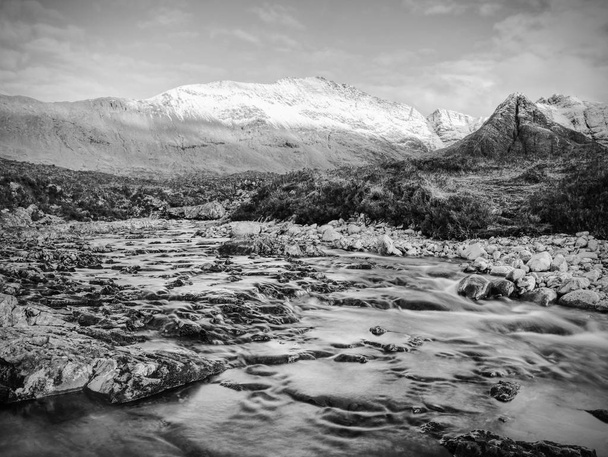 Stromschnellen am mystischen Fluss Coe, Berglandschaft in Schottland - Foto, Bild
