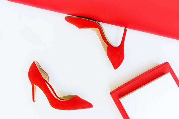 Composição da roupa sapatos vermelhos e caixa de presente
. - Foto, Imagem