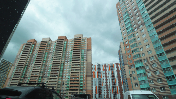 mieszkania wielopiętrowe budynki w dzielnicy przed zachmurzonym niebem - Materiał filmowy, wideo