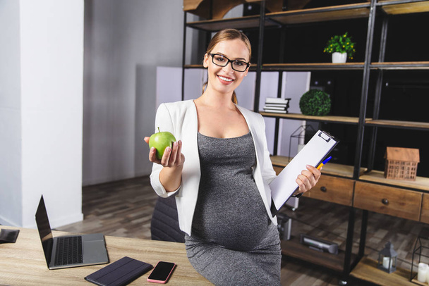 Femme d'affaires mature enceinte travaillant au bureau
 - Photo, image