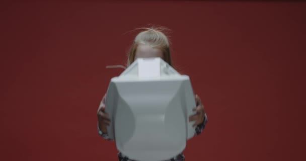 Mädchen setzt übergroßen Helm auf - Filmmaterial, Video