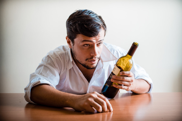 borracho joven elegante hombre con camisa blanca
 - Foto, imagen