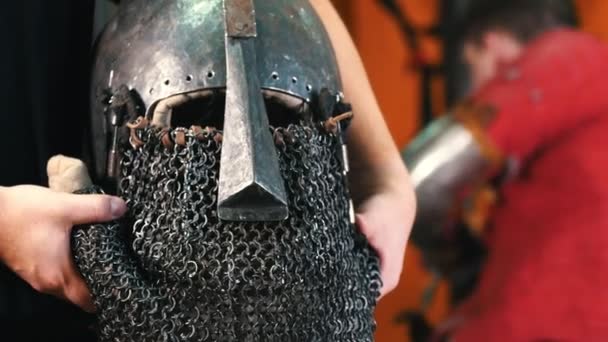 騎士の訓練-保護金属ヘルメットを保持する男 - 映像、動画