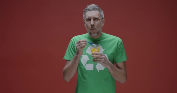 Hombre eco-consciente comiendo fruta
 - Imágenes, Vídeo