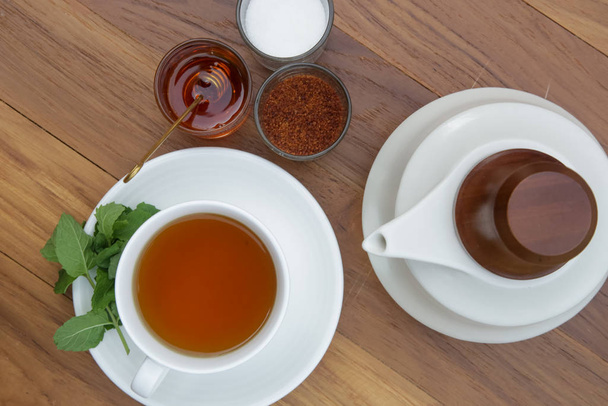 Свіжий м'ятний чай, поданий на дерев'яному столі
 - Фото, зображення