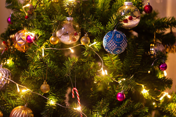 Рождественская открытка фон с праздничным украшением мяч
,  - Фото, изображение