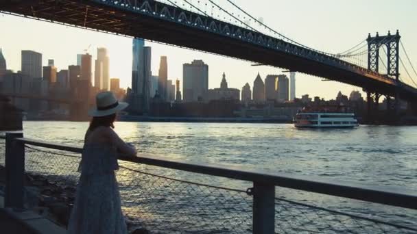 junge Frau an der Brücke in New York City - Filmmaterial, Video