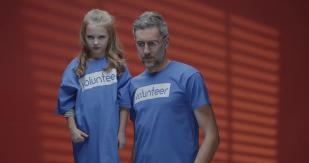 Volontario padre e figlia dando pollici in su
 - Filmati, video