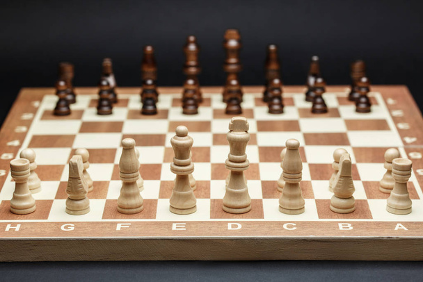Σκακιστικά κομμάτια σε μια σκακιέρα - Φωτογραφία, εικόνα