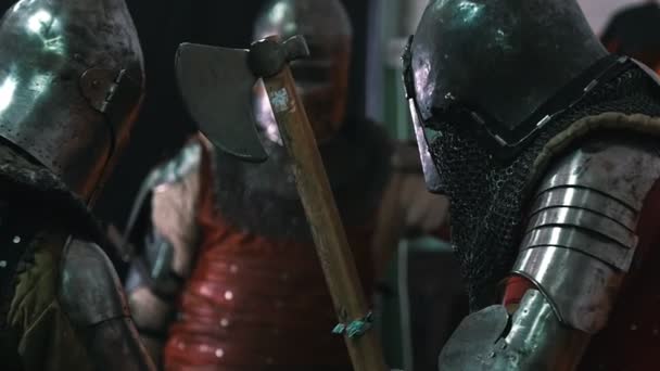 騎士の訓練-訓練の戦いを持つ男性騎士-斧を持つ男 - 映像、動画