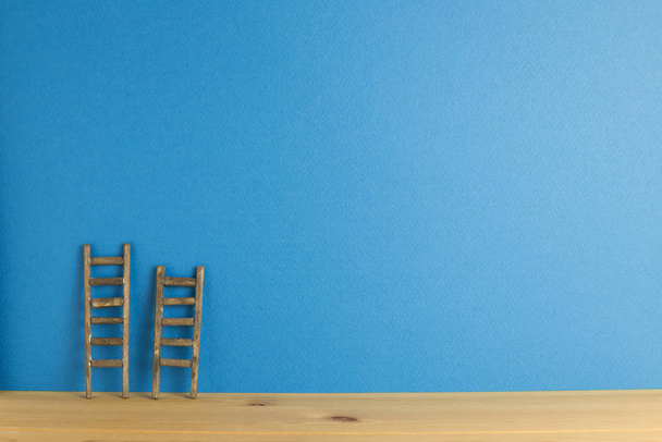 Mavi arka planı olan tahta merdiven. Geliştirme büyüme kavramı - Fotoğraf, Görsel